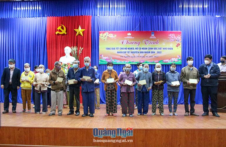 Đại diện Ủy ban MTTQ Việt Nam tỉnh và Công ty CP Lọc hóa dầu Bình Sơn trao quà Tết cho người nghèo