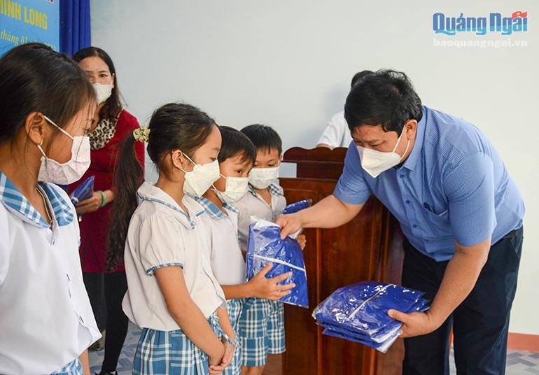 Phó Chủ tịch Ủy ban MTTQ Việt Nam tỉnh Bùi Đức Thọ trao tặng áo ấm cho học sinh nghèo vùng cao