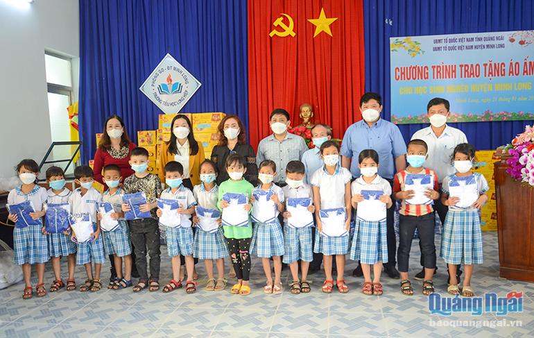 Đại diện Ủy ban MTTQ Việt Nam tỉnh và các nhà hảo tâm trao áo ấm cho học sinh nghèo tại Long Hiệp (Minh Long)