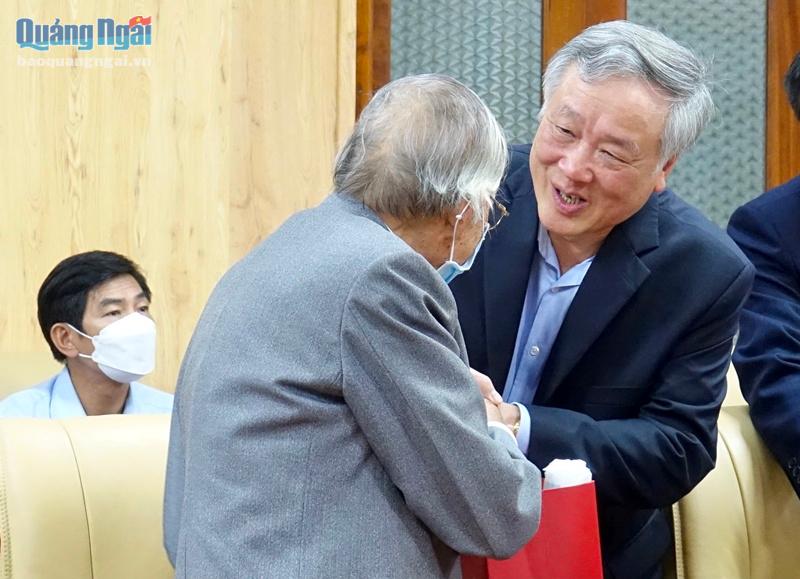 Ủy viên Bộ Chính trị, Bí thư Trung ương Đảng, Chánh án TAND Tối cao Nguyễn Hòa Bình thăm hỏi, chúc Tết các đồng chí nguyên lãnh đạo tỉnh