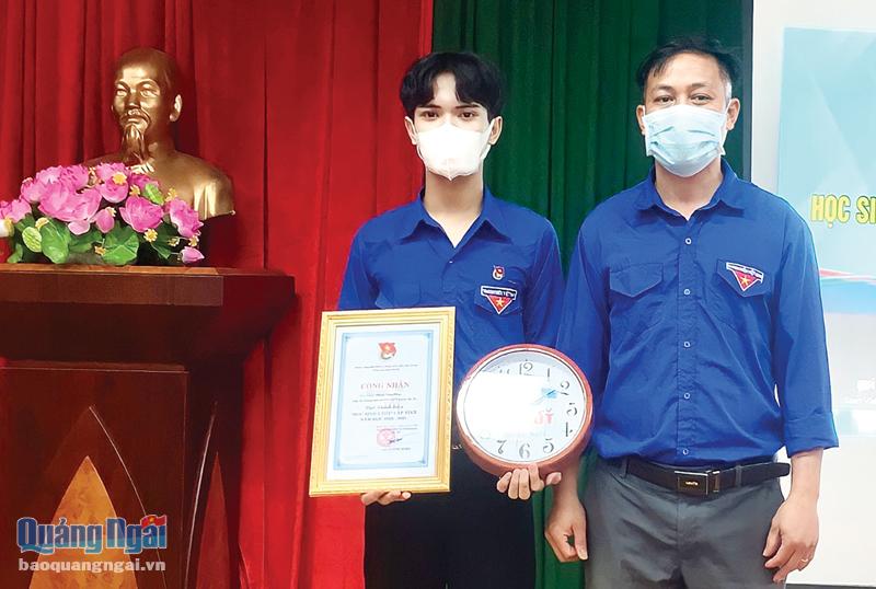  Em Phạm Văn Nhựt (bên trái) được trao danh hiệu “Học sinh 3 tốt” năm học 2020 - 2021.