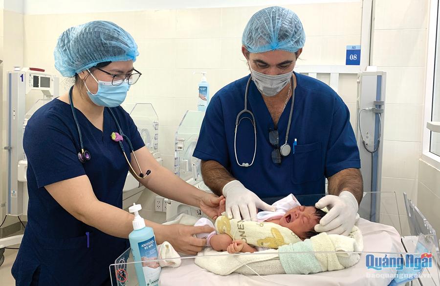 Chuyên gia y tế Cuba (bên phải) hướng dẫn nhân viên y tế Bệnh viện Sản - Nhi tỉnh chăm sóc trẻ sơ sinh.              Ảnh: Tr.an