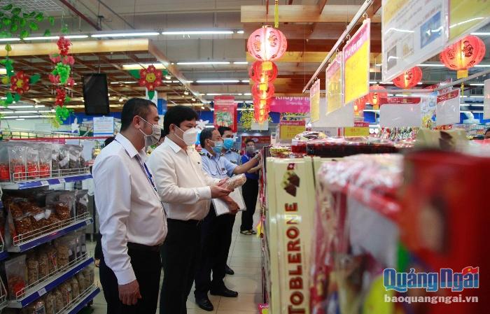 Kiểm tra hàng hóa phục vụ thị trường Tết tại siêu thị Co.opmart Quảng Ngãi. 