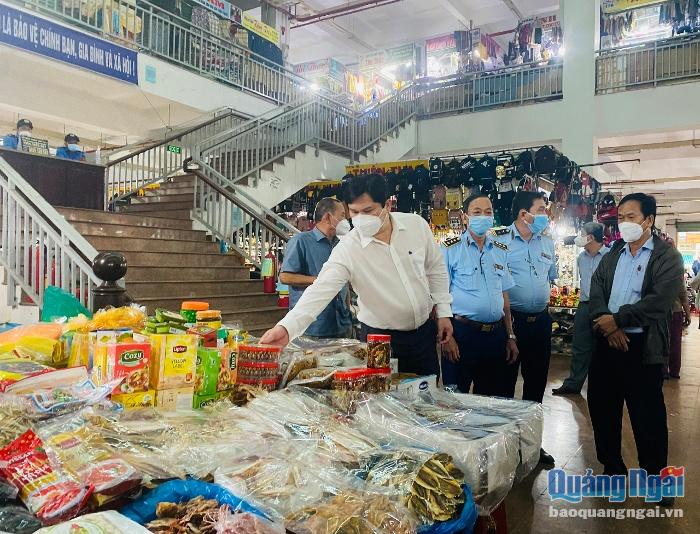 Phó Chủ tịch UBND tỉnh Trần Phước Hiền kiểm tra hàng hóa Tết tại chợ Quảng Ngãi.