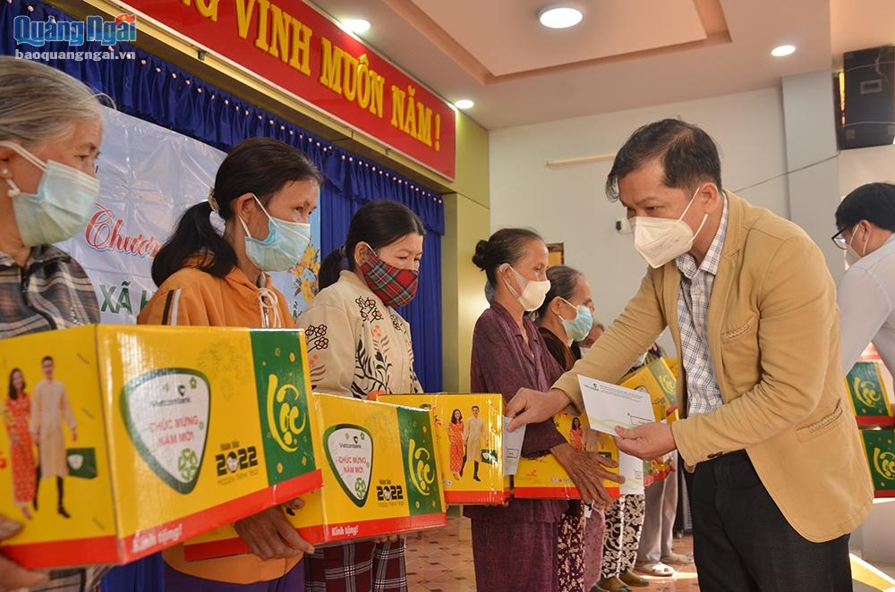 Tổng biên tập Báo Quảng Ngãi Nguyễn Phú Đức tặng quà cho người dân có hoàn cảnh khó khăn tại xã Hành Thịnh.
