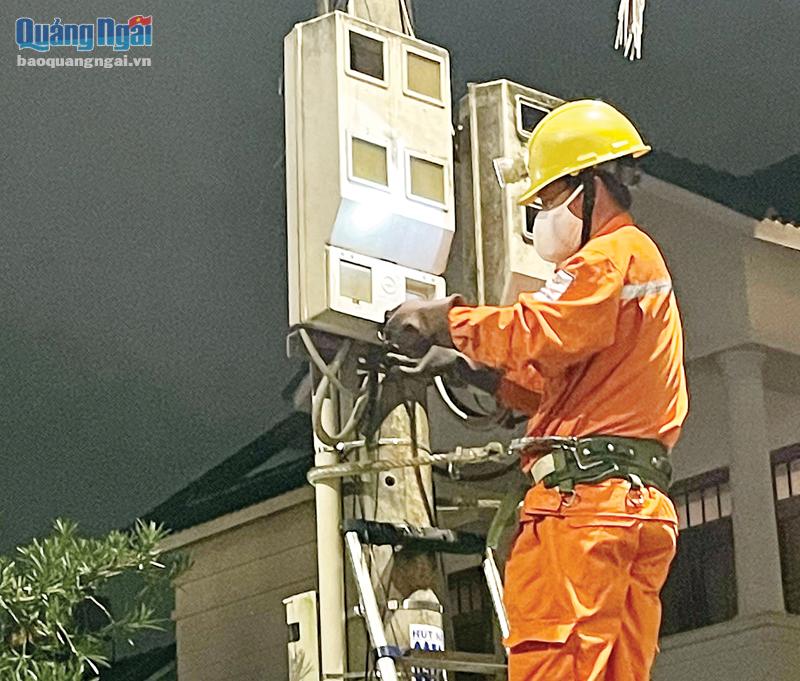 Nhân viên Điện lực TP.Quảng Ngãi sửa chữa điện cho người dân trong đêm giao thừa tết Nhâm Dần 2022.                                                        Ảnh: PV