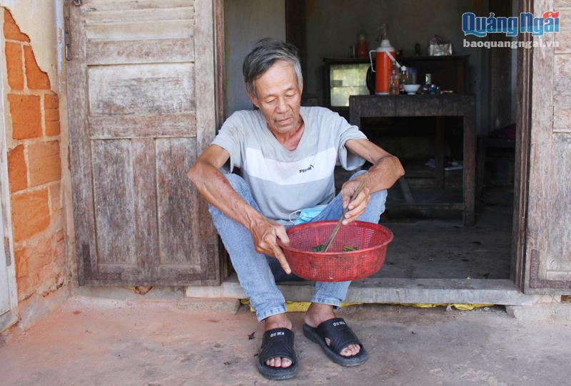 Ông Phạm Tân, ở phường Phổ Văn (TX.Đức Phổ), mắc bệnh tâm thần và sống neo đơn trong căn nhà đã xuống cấp.