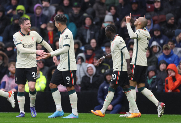 Fabinho ăn mừng bàn mở tỉ số cho Liverpool - Ảnh: REUTERS