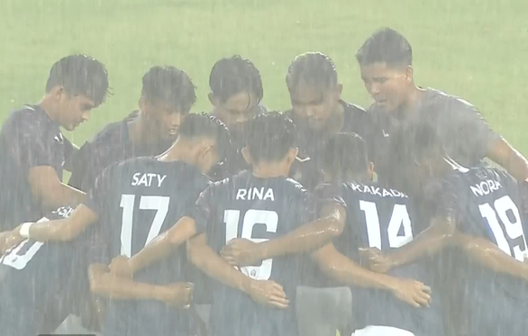 Tuyển Campuchia bắt đầu hiệp 2 trong mưa - Ảnh chụp màn hình