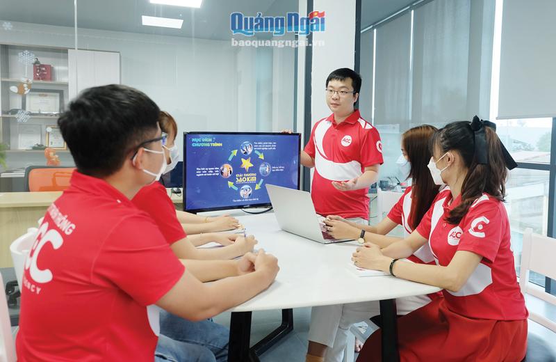 Nguyễn Nhật Nguyên (đứng giữa) triển khai dự án mới cho nhân viên của công ty.