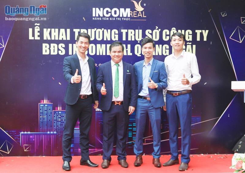 Phan Ánh (thứ hai từ trái qua) cùng với các đối tác, khách hàng, nhân viên của công ty TNHH Bất động sản Incomreal.