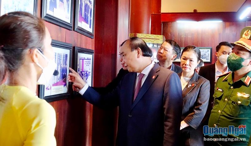 Chủ tịch nước Nguyễn Xuân Phúc xem lại những, hình ảnh, kỷ vật gắn bó với cuộc đời và sự nghiệp của Thủ tướng Phạm Văn Đồng