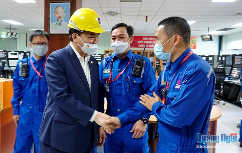 Chủ tịch nước Nguyễn Xuân Phúc thăm, động viên công nhân, người lao động Nhà máy Lọc dầu Dung Quất 
