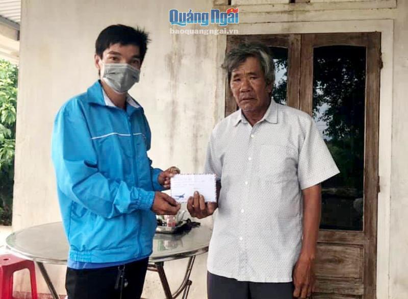 Bí thư Chi đoàn thôn Minh Tân Nam, xã Đức Minh (Mộ Đức) Nguyễn Thanh Giỏi tặng quà cho hoàn cảnh khó khăn ở địa phương.