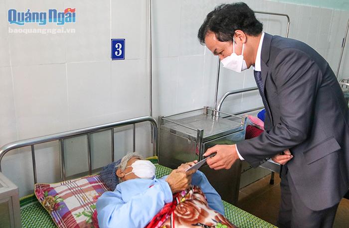Trao quà động viên bệnh nhân đang điều trị tại Trung tâm Y tế huyện Nghĩa Hành