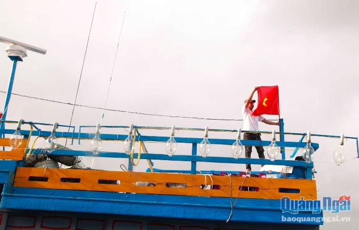 Ngư dân thường treo lá cờ Tổ quốc sau mỗi lễ cúng thuyền và trước khi vươn khơi xa.