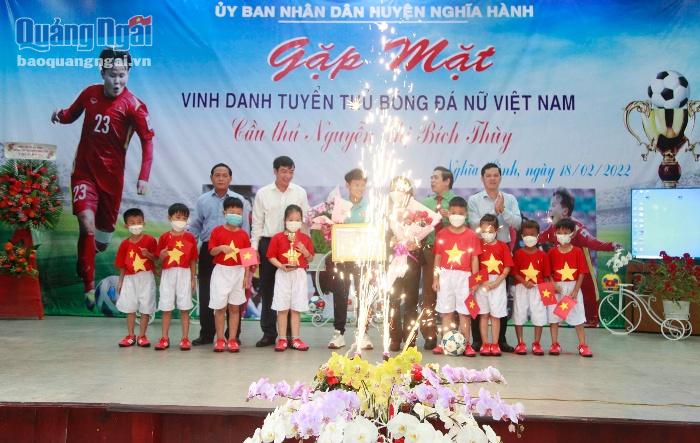 UBND huyện Nghĩa Hành trao tặng giấy khen cho cầu thủ Bích Thùy.