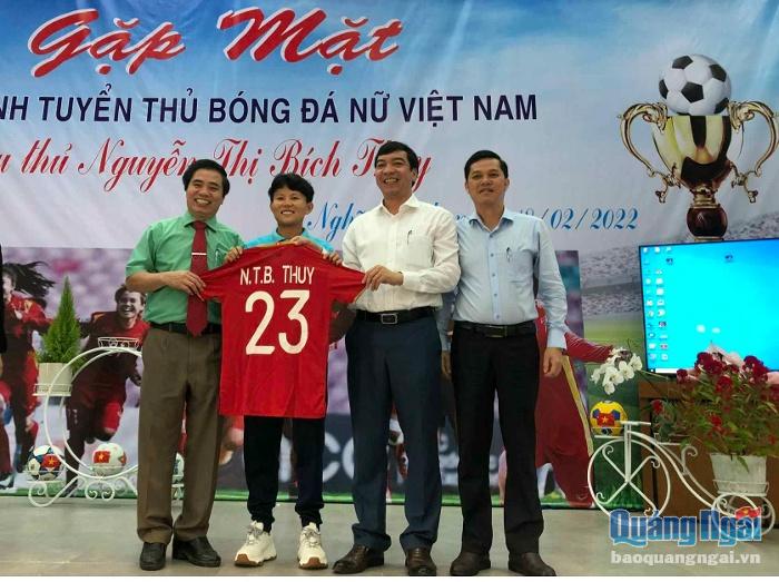 Cầu thủ Bích Thùy tặng áo đấu lưu niệm cho huyện Nghĩa Hành.