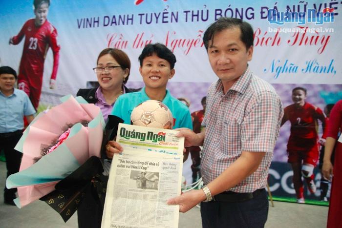 Tổng Biên tập Báo Quảng Ngãi Nguyễn Phú Đức trao tặng số báo có bài viết về Bích Thùy.