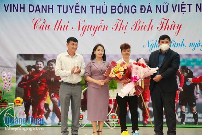 Dịp này, huyện Nghĩa Hành cũng khen thưởng cho nữ tuyển thủ Từ Thị Phụ, nguyên là cầu thủ Đội tuyển bóng đá nữ quốc gia Việt Nam.