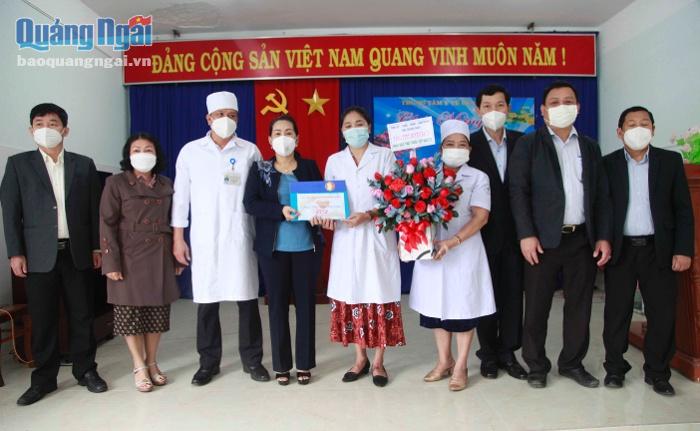 Phó Bí thư tỉnh ủy, Phó Chủ tịch Thường trực HĐND tỉnh Đinh Thị Hồng Minh và đoàn công tác đã tặng hoa chúc mừng Trung tâm Y tế huyện Ba Tơ.