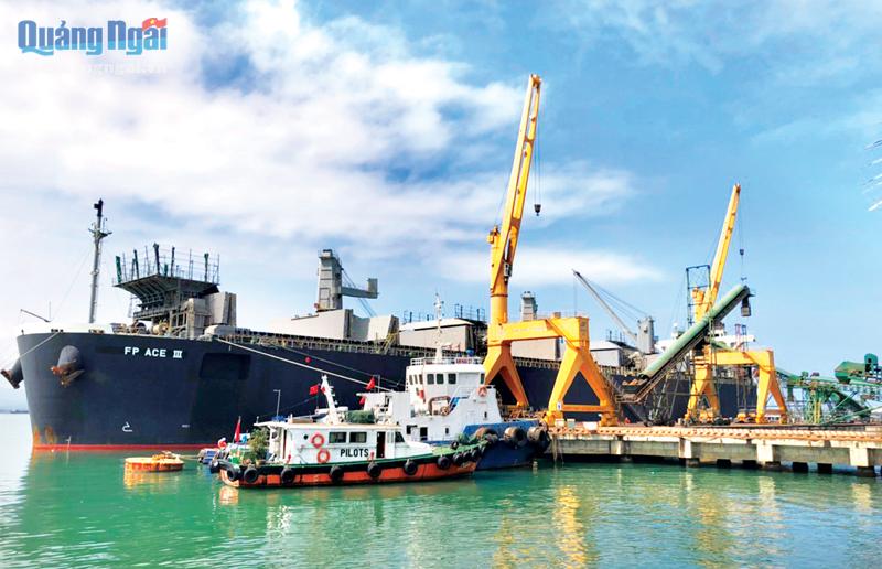 Tàu hàng cập cảng Dung Quất để nhập hàng xuất khẩu.          Ảnh: Thanh Nhị
