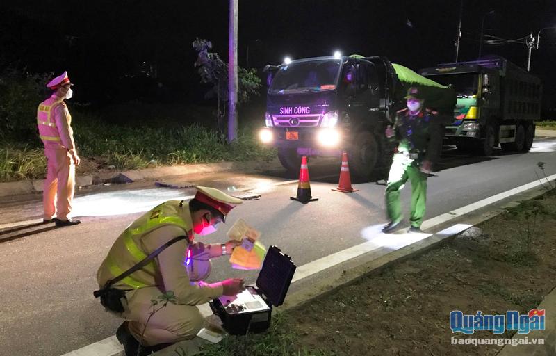 Lực lượng cảnh sát giao thông, trật tự (Công an TP.Quảng Ngãi) kiểm tra tải trọng các xe chở cát trên tuyến đường Tế Hanh.  Ảnh: Phước Khang