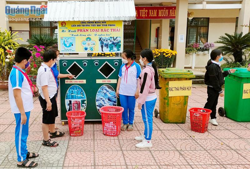Học sinh Trường Tiểu học Tịnh Phong (Sơn Tịnh) học cách phân loại rác thải, qua đó xây dựng phong trào kế hoạch nhỏ.