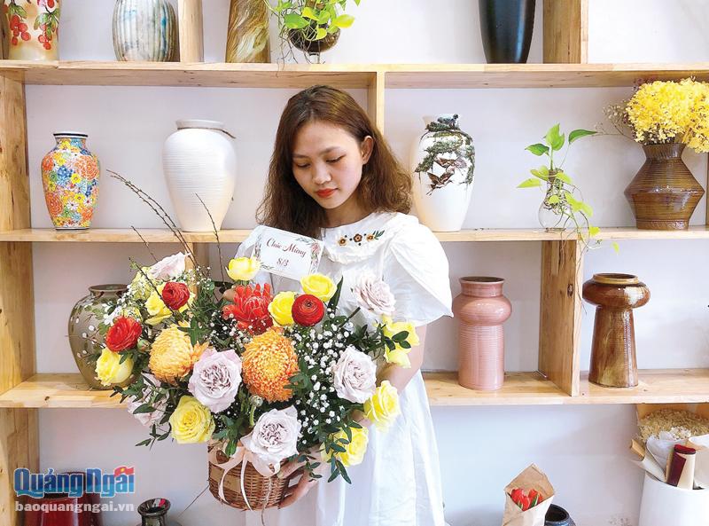 Kết hợp kinh doanh online và bán hàng theo hình thức truyền thống, cửa hàng hoa VK Flower (TP.Quảng Ngãi) được nhiều khách hàng biết đến.  Ảnh: V.Y