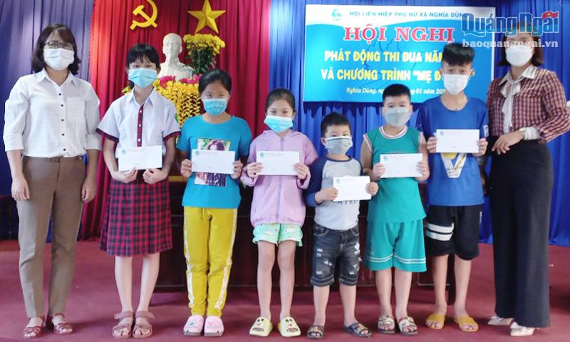 Hội LHPN xã Nghĩa Dũng (TP.Quảng Ngãi) trao tiền hỗ trợ cho các hoàn cảnh mồ côi ở địa phương. 