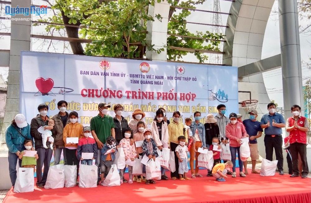 Tặng quà và tiền cho gia đình 19 trẻ em được đưa đi điều trị bệnh về tim miễn phí tại TP.Hồ Chí Minh.