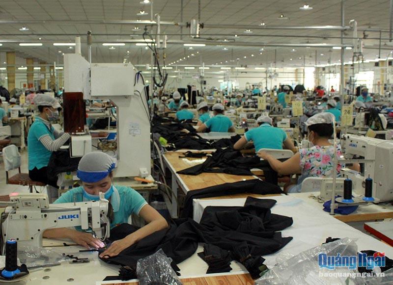 Quảng Ngãi đang thúc đẩy phục hồi, phát triển kinh tế - xã hội. Trong ảnh: Hoạt động sản xuất tại Nhà máy May Thuyên Nguyên, KCN Tịnh Phong. ẢNH: TL