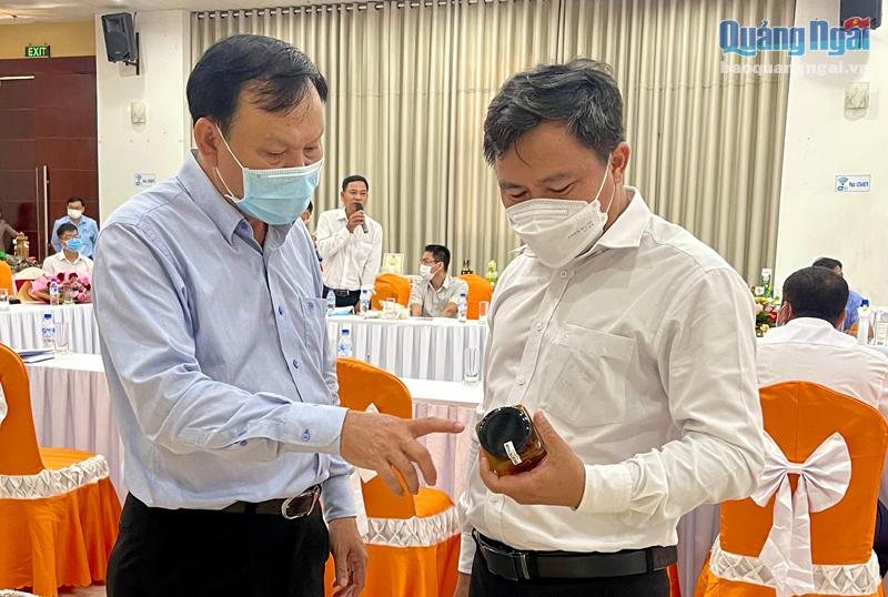 Các đại biểu tìm hiểu sản phẩm OCOP của 2 tỉnh Quảng Ngãi - Quảng Trị trưng bày tại hội nghị. 