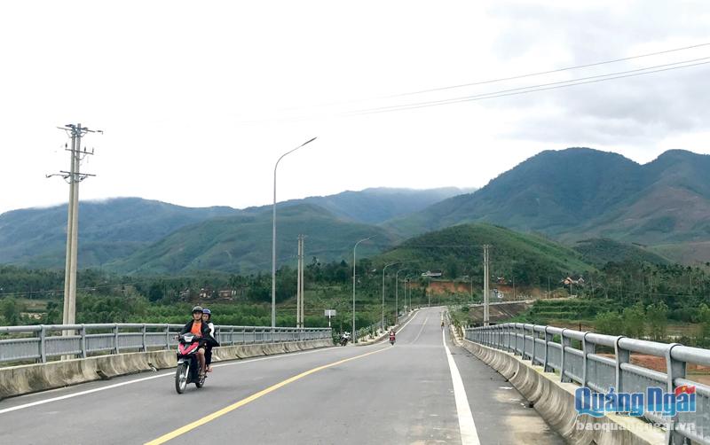 Cầu sông Phước Giang, xã Long Hiệp được đầu tư để phát triển đô thị huyện Minh Long.  Ảnh: XUÂN HIẾU