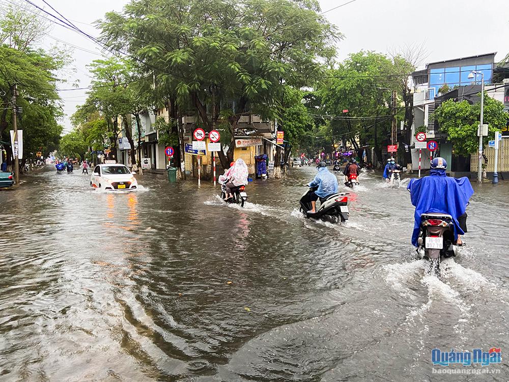 Từ chiều qua (30/3) đến chiều nay (31/3), trên địa bàn TP.Quảng Ngãi có mưa to đến rất to với lượng mưa phổ biến từ 100 – 180mm.