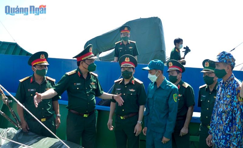 Phó Tổng tham mưu trưởng QĐND Việt Nam kiểm tra công tác sẵn sàng chiến đấu ở huyện Lý Sơn