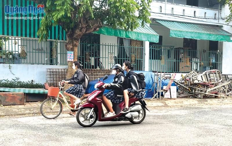 Học sinh đi xe máy đến trường: Tiềm ẩn nhiều rủi ro