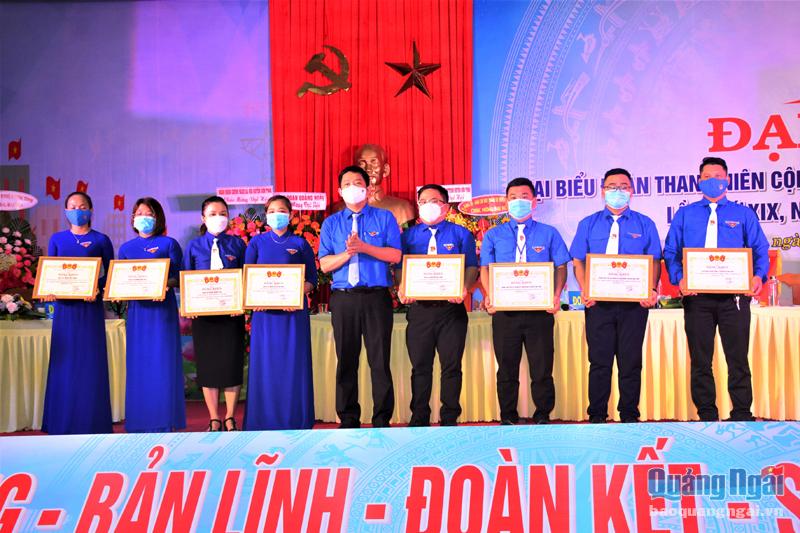 Tỉnh đoàn Quảng Ngãi đã tặng Bằng khen cho tập thể, cá nhân có thành tích xuất sắc trong công tác đoàn và phong trào thanh thiếu nhi, nhiệm kỳ 2017 - 2022.