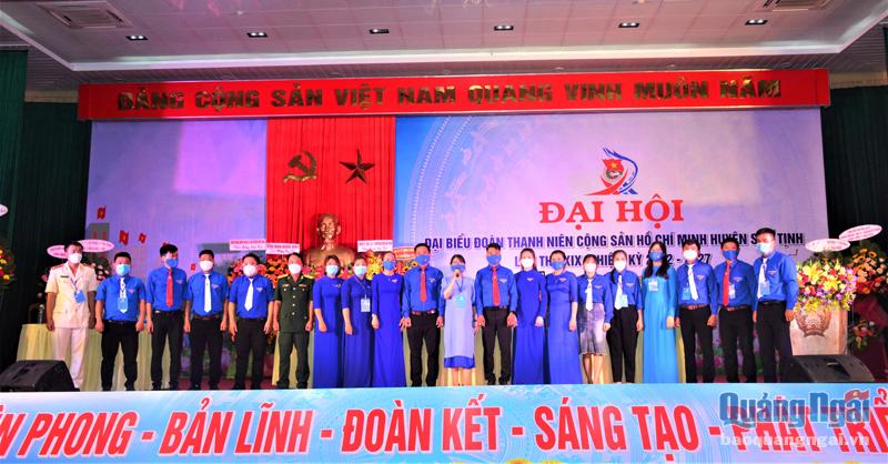Ban Chấp hành Huyện đoàn Sơn Tịnh, nhiệm kỳ 2022 - 2027 ra mắt đại hội. 