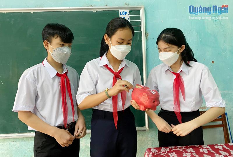 Trường THCS Nguyễn Chánh (Sơn Tịnh) thực hiện mô hình “Nuôi heo đất” gây quỹ giúp học sinh nghèo.