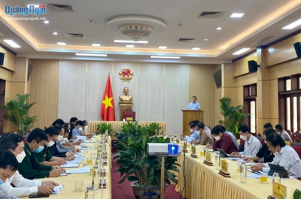 Chủ tịch UBND tỉnh Đặng Văn Minh phát biểu chỉ đạo tại cuộc họp.