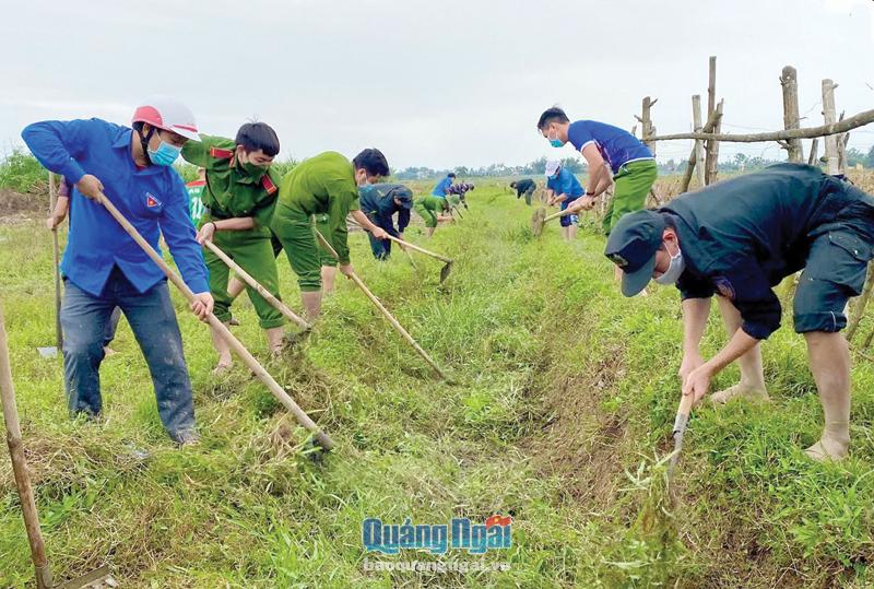 Đoàn viên, thanh niên huyện Tư Nghĩa tham gia nạo vét kênh mương nội đồng.