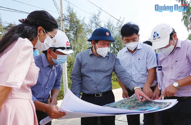Chủ tịch UBND tỉnh Đặng Văn Minh (thứ ba từ trái sang) kiểm tra hiện trường dự án Đường ven biển Dung Quất - Sa Huỳnh.                           Ảnh: Thanh Nhị