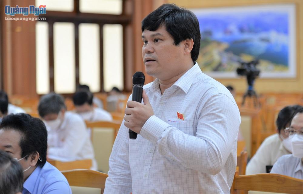 Phó Chủ tịch UBND tỉnh Trần Phước Hiền tham gia thảo luận một số nội dung tại kỳ họp.