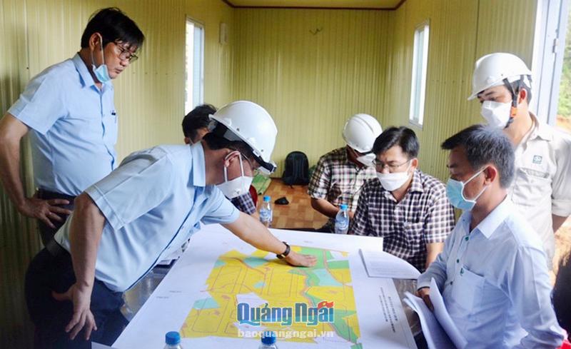 Hằng tuần, UBND huyện Bình Sơn đều tổ chức giao ban tại công trường để đôn đốc nhà thầu đẩy nhanh tiến độ thi công.