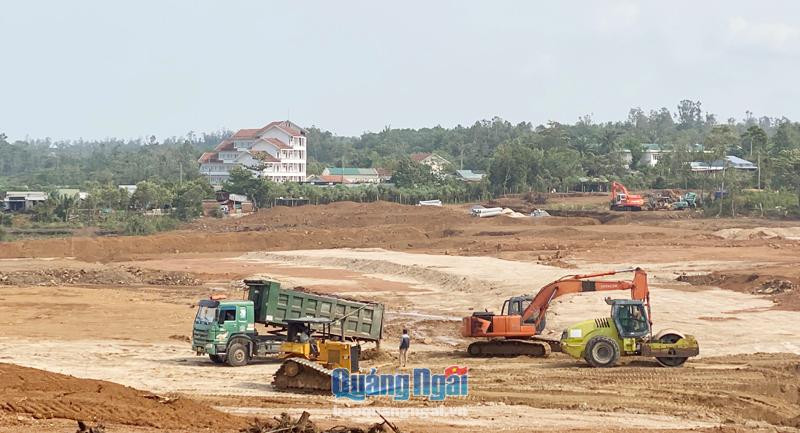 Dự án Xây dựng cơ sở hạ tầng khu tái định cư Vạn Tường, xã Bình Hải (Bình Sơn) đang được đẩy nhanh tiến độ thi công.