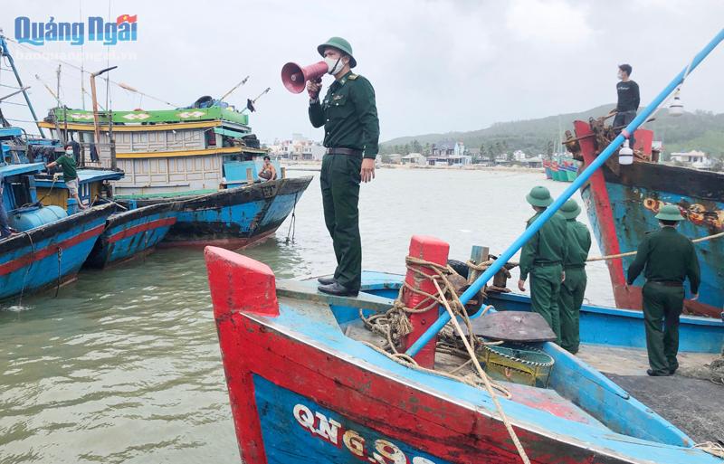 Cán bộ Đồn Biên phòng cảng Sa Huỳnh tuyên truyền, nhắc nhở ngư dân chấp hành chính sách, pháp luật của Nhà nước trong quá trình hoạt động trên biển. Ảnh: Mỹ Hoa