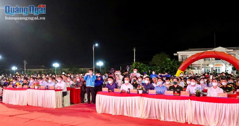 Các đại biểu và đông đảo người dân Lý Sơn đến tham dự chương trình.