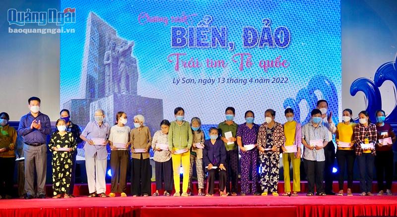 Các hộ gia đình nghèo ở huyện Lý Sơn được trao tặng quà tại chương trình. 