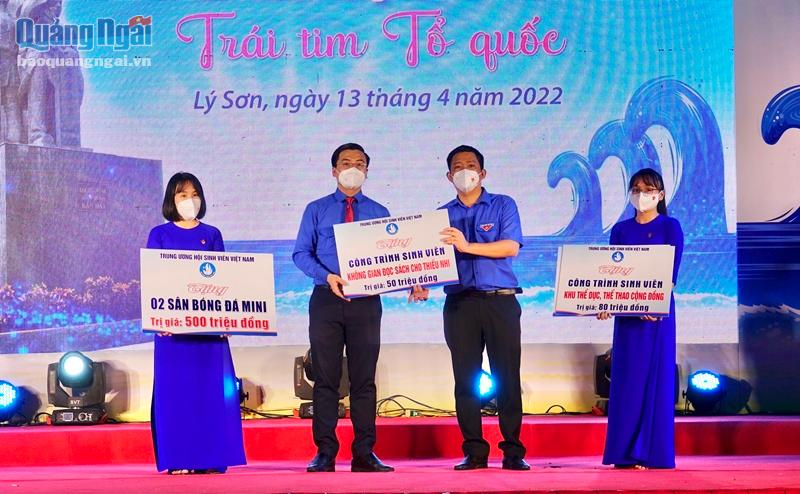 Phó Chủ tịch Trung ương Hội Sinh Viên Việt Nam Nguyễn Nhất Linh cũng đã trao bảng tượng trưng 4 công trình sinh viên cho Tỉnh đoàn Quảng Ngãi.